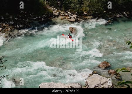 Uomo in kayak sul fiume soca di colore smeraldo in Slovenia Foto Stock