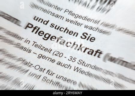 Immagine simbolo di una crisi infermieristica: Primo piano di un annuncio di lavoro su un giornale (Germania) Foto Stock