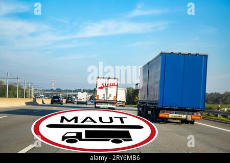 Immagine simbolo del pedaggio autostradale in Germania: Traffico autostradale sulla A5 vicino a Francoforte e segnale stradale 390 per pedaggi obbligatori Foto Stock