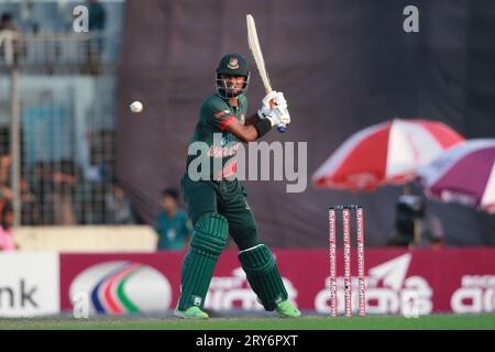 Bangladeshi batter Shariful Islam batte durante il 3° ODI match of Three Match del Bangladesh e della nuova Zelanda allo Sher-e-Bangla National Cricket sta Foto Stock