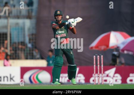 Bangladeshi batter Shariful Islam batte durante il 3° ODI match of Three Match del Bangladesh e della nuova Zelanda allo Sher-e-Bangla National Cricket sta Foto Stock