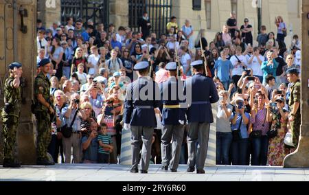 Solenne cerimonia del cambio delle guardie al Castello di Praga, Repubblica Ceca, 27 settembre 2023. (Foto CTK/Milos Ruml) Foto Stock