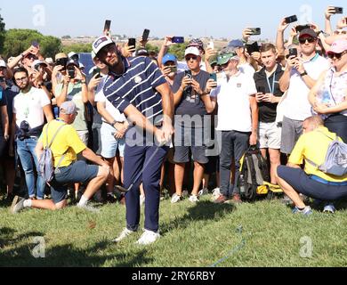 Roma, Italia. 29 settembre 2023. Il Team USA's Max Homa chips from the Rough sul 15th green nel primo giorno della Ryder Cup al Marco Simone Golf Club di Roma, in Italia, venerdì 29 settembre 2023. Gli europei Hovland e Aberg hanno battuto il Team USA Homa e Harman 4&3. Foto di Hugo Philpott /UPI credito: UPI/Alamy Live News Foto Stock