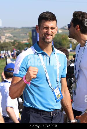 Roma, Italia. 29 settembre 2023. La star del tennis Novak Djokovic festeggia la vittoria europea sul 15° green nella prima giornata della Ryder Cup al Marco Simone Golf Club di Roma, in Italia, venerdì 29 settembre 2023. Gli europei Hovland e Aberg hanno battuto il Team USA Homa e Harman 4&3. Foto di Hugo Philpott /UPI credito: UPI/Alamy Live News Foto Stock