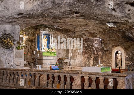 Grotta di San Michele nel Santuario di San Michele Arcangelo. Monte Sant'Angelo, Foggia, Puglia, Italia, Europa. Foto Stock