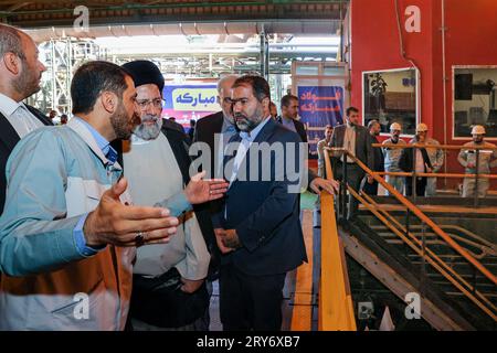 Isfahan, Iran. 29 settembre 2023. Il presidente iraniano EBRAHIM RAISI visita la Mobarakeh Steel Company (Foolad Mobarakeh). La prima unità della centrale a ciclo combinato da 914 megawatt di Isfahan Mobarakeh Steel con una capacità di 307 megawatt è stata ufficialmente messa in funzione con la presenza del presidente. (Immagine di credito: © Presidenza iraniana via ZUMA Press Wire) SOLO USO EDITORIALE! Non per USO commerciale! Foto Stock