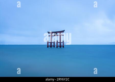 Porta del santuario giapponese sul lago Biwa. Esposizione lunga Foto Stock