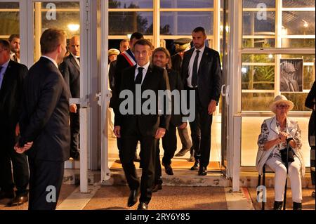 Bonifacio, Francia. 28 settembre 2023. Il presidente francese Emmanuel Macron durante la cerimonia di tributo e la presentazione di una targa inaugurale al combattente della resistenza comunista Albert Ferracci, presso il collegio di Bonifacio, Corsica, Francia il 28 settembre 2023, nell'ambito di una visita di tre giorni in Corsica. Foto di Stef Bravin/Pool/ABACAPRESS.COM credito: Abaca Press/Alamy Live News Foto Stock