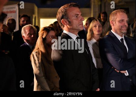 Bonifacio, Francia. 28 settembre 2023. Il presidente francese Emmanuel Macron durante la cerimonia di tributo e la presentazione di una targa inaugurale al combattente della resistenza comunista Albert Ferracci, presso il collegio di Bonifacio, Corsica, Francia il 28 settembre 2023, nell'ambito di una visita di tre giorni in Corsica. Foto di Stef Bravin/Pool/ABACAPRESS.COM credito: Abaca Press/Alamy Live News Foto Stock