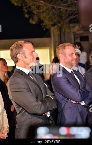 Bonifacio, Francia. 28 settembre 2023. Il presidente francese Emmanuel Macron durante la cerimonia di tributo e la presentazione di una targa inaugurale al combattente della resistenza comunista Albert Ferracci, presso il collegio di Bonifacio, Corsica, Francia il 28 settembre 2023, nell'ambito di una visita di tre giorni in Corsica. Foto di Stef Bravin/Pool/ABACAPRESS.COM credito: Abaca Press/Alamy Live News Foto Stock