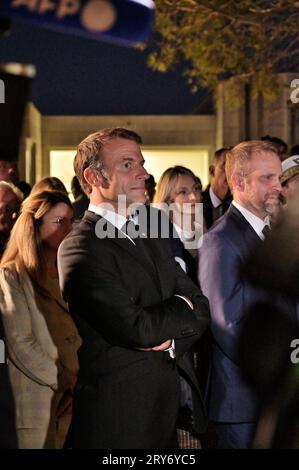 Bonifacio, Francia. 28 settembre 2023. Il presidente francese Emmanuel Macron durante la cerimonia di tributo e la presentazione di una targa inaugurale al combattente della resistenza comunista Albert Ferracci, presso il collegio di Bonifacio, Corsica, Francia il 28 settembre 2023, nell'ambito di una visita di tre giorni in Corsica. Foto di Stef Bravin/Pool/ABACAPRESS.COM credito: Abaca Press/Alamy Live News Foto Stock