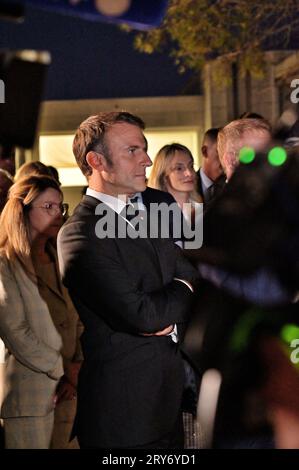 Bonifacio, Francia. 28 settembre 2023. Il presidente francese Emmanuel Macron durante la cerimonia di tributo e la presentazione di una targa inaugurale al combattente della resistenza comunista Albert Ferracci, presso il collegio di Bonifacio, Corsica, Francia il 28 settembre 2023, nell'ambito di una visita di tre giorni in Corsica. Foto di Stef Bravin/Pool/ABACAPRESS.COM credito: Abaca Press/Alamy Live News Foto Stock