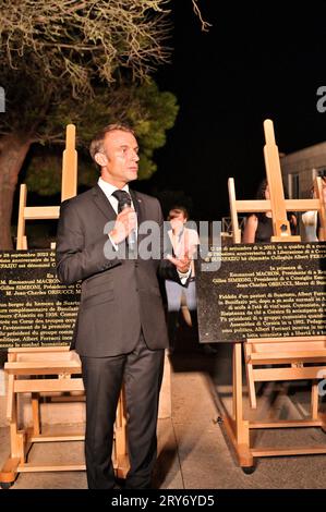 Bonifacio, Francia. 28 settembre 2023. Il presidente francese Emmanuel Macron durante la cerimonia di tributo e la presentazione di una targa inaugurale al combattente della resistenza comunista Albert Ferracci, presso il collegio di Bonifacio, Corsica, Francia il 28 settembre 2023, nell'ambito di una visita di tre giorni in Corsica. Foto di Stef Bravin/Pool/ABACAPRESS.COM credito: Abaca Press/Alamy Live News Foto Stock