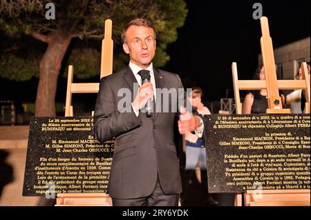 Bonifacio, Francia. 28 settembre 2023. Il presidente francese Emmanuel Macron durante la cerimonia di tributo e la presentazione di una targa inaugurale al combattente della resistenza comunista Albert Ferracci, presso il collegio di Bonifacio, Corsica, Francia il 28 settembre 2023, nell'ambito di una visita di tre giorni in Corsica. Foto di Stef Bravin/Pool/ABACAPRESS.COM credito: Abaca Press/Alamy Live News Foto Stock