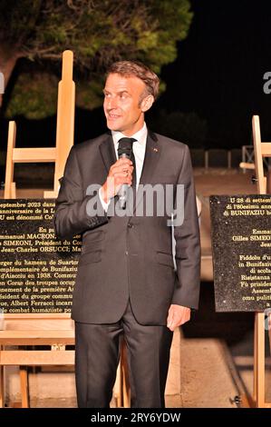 Bonifacio, Francia. 28 settembre 2023. Il presidente francese Emmanuel Macron durante la cerimonia di tributo e la presentazione di una targa inaugurale al combattente della resistenza comunista Albert Ferracci, presso il collegio di Bonifacio, Corsica, Francia il 28 settembre 2023, nell'ambito di una visita di tre giorni in Corsica. Foto di Stef Bravin/Pool/ABACAPRESS.COM credito: Abaca Press/Alamy Live News Foto Stock