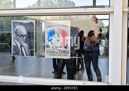 Bonifacio, Francia. 28 settembre 2023. Cerimonia di tributo e inaugurazione di una targa inaugurale al combattente della resistenza comunista Albert Ferracci, presso il Collegio di Bonifacio, Corsica, Francia il 28 settembre 2023, nell'ambito di una visita di tre giorni in Corsica. Foto di Stef Bravin/Pool/ABACAPRESS.COM credito: Abaca Press/Alamy Live News Foto Stock