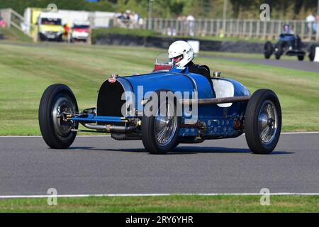 Tim Dutton, Bugatti Type 59, Goodwood Trophy, una corsa di venti minuti per le auto del Grand Prix, Voiturette e Historic Racing Specials, che sono tipici Foto Stock