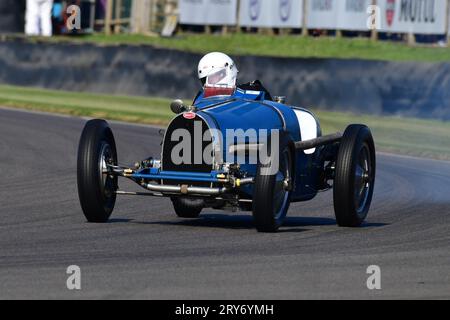 Tim Dutton, Bugatti Type 59, Goodwood Trophy, una corsa di venti minuti per le auto del Grand Prix, Voiturette e Historic Racing Specials, che sono tipici Foto Stock