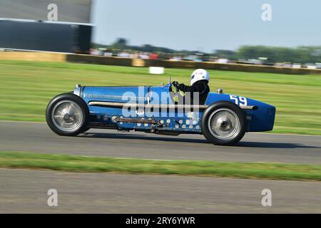 Tim Dutton, Bugatti Type 59, Goodwood Trophy, una corsa di venti minuti per le auto del Grand Prix, Voiturette e Historic Racing Specials, che sono tipici Foto Stock