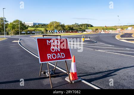 Cartello segnaletico per il traffico su strada con fango (Regno Unito) Foto Stock