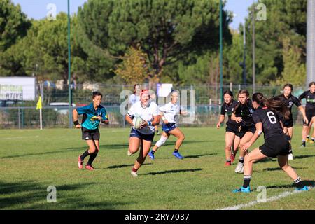 Pessac, Francia. 28 settembre 2023. Ai margini della Coppa del mondo di rugby 2023, il torneo mondiale di rugby 2023 (WURIT) si è svolto nei pressi di Bordeaux. La squadra di rugby femminile dell'Università di Bordeaux (in bianco) vince il World University Rugby Invitational Tournament (WURIT) 2023 contro la squadra femminile della New Zealand Universities Rugby (in nero). Pessac vicino a Bordeaux, Gironde, Francia, Europa. Foto di Hugo Martin/Alamy Live News. Foto Stock