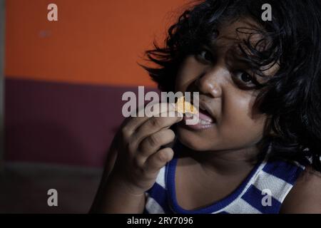 La bambina molto intelligente è molto impegnata con il suo lavoro Foto Stock