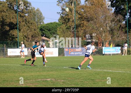 Pessac, Francia. 28 settembre 2023. Ai margini della Coppa del mondo di rugby 2023, il torneo mondiale di rugby 2023 (WURIT) si è svolto nei pressi di Bordeaux. La squadra di rugby femminile dell'Università di Bordeaux (in bianco) vince il World University Rugby Invitational Tournament (WURIT) 2023 contro la squadra femminile della New Zealand Universities Rugby (in nero). Pessac vicino a Bordeaux, Gironde, Francia, Europa. Foto di Hugo Martin/Alamy Live News. Foto Stock