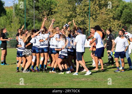 Pessac, Francia. 28 settembre 2023. Ai margini della Coppa del mondo di rugby 2023, il torneo mondiale di rugby 2023 (WURIT) si è svolto nei pressi di Bordeaux. La squadra di rugby femminile dell'Università di Bordeaux (in bianco) vince il World University Rugby Invitational Tournament (WURIT) 2023 contro la squadra femminile della New Zealand Universities Rugby (in nero). Pessac vicino a Bordeaux, Gironde, Francia, Europa. Foto di Hugo Martin/Alamy Live News. Foto Stock