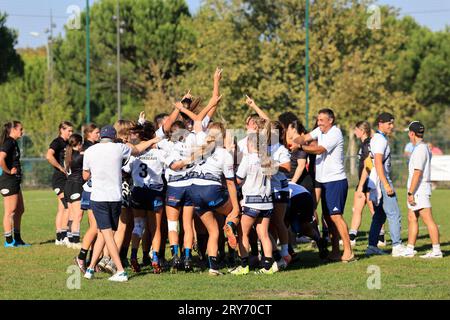 Pessac, Francia. 28 settembre 2023. Ai margini della Coppa del mondo di rugby 2023, il torneo mondiale di rugby 2023 (WURIT) si è svolto nei pressi di Bordeaux. La squadra di rugby femminile dell'Università di Bordeaux (in bianco) vince il World University Rugby Invitational Tournament (WURIT) 2023 contro la squadra femminile della New Zealand Universities Rugby (in nero). Pessac vicino a Bordeaux, Gironde, Francia, Europa. Foto di Hugo Martin/Alamy Live News. Foto Stock