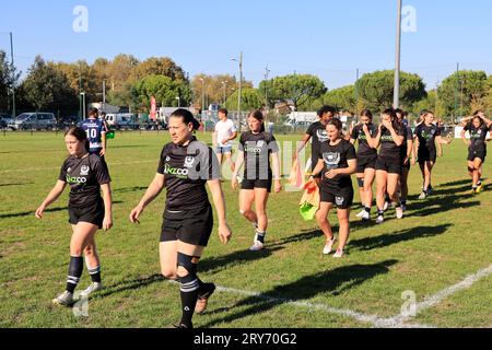 Pessac, Francia. 28 settembre 2023. Ai margini della Coppa del mondo di rugby 2023, il torneo mondiale di rugby 2023 (WURIT) si è svolto nei pressi di Bordeaux. La squadra di rugby femminile dell'Università di Bordeaux (in bianco) vince il World University Rugby Invitational Tournament (WURIT) 2023 contro la squadra femminile della New Zealand Universities Rugby (in nero). Pessac vicino a Bordeaux, Gironde, Francia, Europa. Foto di Hugo Martin/Alamy Live News. Foto Stock