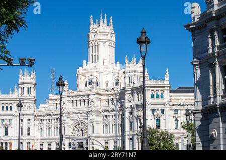 MADRID, SPAGNA - 8 LUGLIO 2023: Plaza de Cibeles, una piazza con un complesso neo-classico di sculture marmoree con fontane a Madrid, Spagna, l'8 luglio, Foto Stock