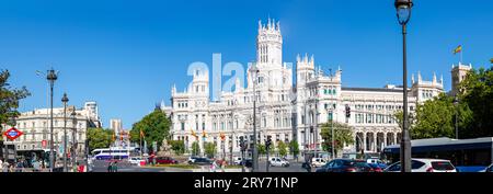 MADRID, SPAGNA - 8 LUGLIO 2023: Plaza de Cibeles, una piazza con un complesso neo-classico di sculture marmoree con fontane a Madrid, Spagna, l'8 luglio, Foto Stock