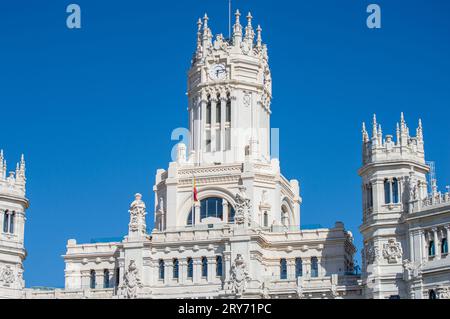 MADRID, SPAGNA - 8 LUGLIO 2023: Plaza de Cibeles, una piazza con un complesso neo-classico di sculture marmoree con fontane a Madrid, Spagna, l'8 luglio, Foto Stock