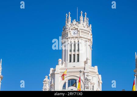 MADRID, SPAGNA - 8 LUGLIO 2023: Plaza de Cibeles, una piazza con un complesso neo-classico di sculture marmoree con fontane a Madrid, Spagna, l'8 luglio, Foto Stock