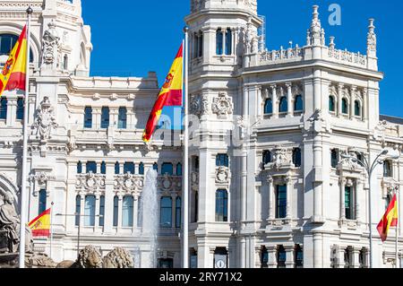 MADRID, SPAGNA - 8 LUGLIO 2023: Plaza de Cibeles, una piazza con un complesso neo-classico di sculture marmoree con fontane a Madrid, Spagna, l'8 luglio, Foto Stock