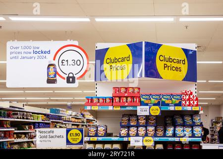 Cartellonistica club card superstore Exeter vale Tesco Extra all'interno del supermercato ottobre 2023 Foto Stock