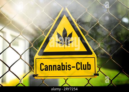 FOTOMONTAGE, Schild mit Hanfblatt und Aufschrift Cannabis-Club *** FOTOMONTAGGIO, cartello con foglia di canapa e iscrizione Cannabis Club credito: Imago/Alamy Live News Foto Stock