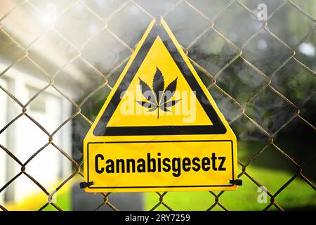 FOTOMONTAGE, Schild mit Hanfblatt und Aufschrift Cannabisgesetz *** FOTOMONTAGGIO, segno con foglia di canapa e iscrizione legge sulla cannabis credito: Imago/Alamy Live News Foto Stock