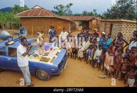 GHANA. Regione di Kumasi. - Vendita di medicinali tradizionali ai margini di un villaggio da parte di un venditore itinerante Foto Stock