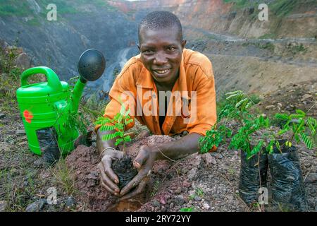 Ghana, Takoradi. Società mineraria Ghana Manganese Company distrugge un lotto di foreste in Ghana e quindi hanno un programma di rimboschimento per compensare Foto Stock