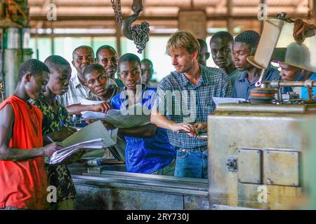 Ghana, Samreboi. Fabbrica di legno Samartex. Un expat dall'Olanda insegna agli studenti in formazione tecnica. Perché la fabbrica è nel cespuglio, hanno Foto Stock