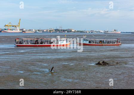 Samut Prakan, Thailandia - 12 maggio 2023: Due traghetti che collegano Samut Prakan al molo Phra Samut Chedi durante la bassa marea. Foto Stock