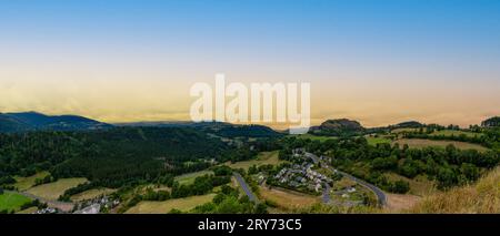 Lieu-dit l'Héritier (Murat) vu depuis le Rocher de Bonnevie, Cantal, Auvergne, Francia Foto Stock