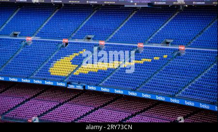 Barcellona, Spagna - 04 gennaio 2020: Barcelona Stadium Nike Tick in the seats. Stadio vuoto con sedili rossi, blu e gialli Foto Stock