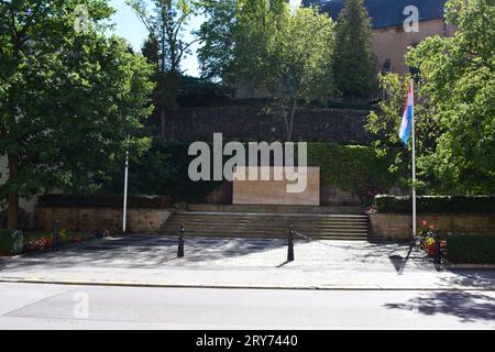 monumento commemorativo in Lussemburgo con bandiere Foto Stock
