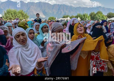 Srinagar, India. 29 settembre 2023. I musulmani kashmiri pregano in occasione di Eid-e-Milad, l'anniversario della nascita del profeta Maometto (PBUH) presso il Santuario Hazratbal di Srinagar. Credito: SOPA Images Limited/Alamy Live News Foto Stock