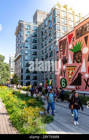 HIGH LINE, MANHATTAN, NEW YORK, USA, - 19 SETTEMBRE, 2023. paesaggio verticale di gruppi di persone che si godono le vedute e i suoni del West Side Manhatt Foto Stock