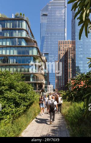 HIGH LINE, MANHATTAN, NEW YORK, USA, - 19 SETTEMBRE, 2023. paesaggio verticale di gruppi di persone che si godono le vedute e i suoni di Lower Manhattan f Foto Stock