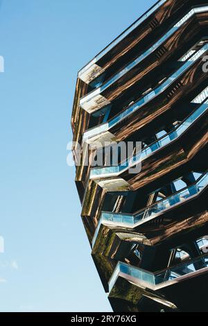 HUDSON YARDS, MANHATTAN, NEW YORK, USA - 19 SETTEMBRE 2023. Architettura astratta delle piattaforme e delle scale della struttura delle navi presso Hudson Yards Foto Stock