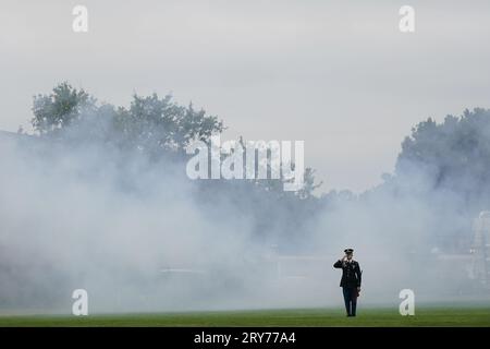 Il fumo è sospeso nell'aria dopo un incendio cerimoniale di cannoni al tributo di addio delle forze armate in onore del generale Mark A. Milley, ventesimo presidente dei capi di Stato maggiore congiunto, e partecipa ad un'Ave delle forze Armate in onore del generale Charles Q. Brown Jr., il 21° Presidente del Joint Chiefs of staff presso la base Myer-Henderson Hall, Arlington, Virginia il 29 settembre 2023. (Foto di Nathan Howard/Sipa USA) Foto Stock